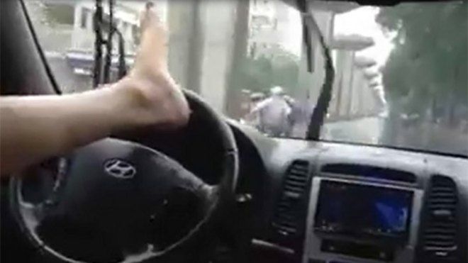 Thót tim cảnh nam thanh niên lái xe tải bằng… chân