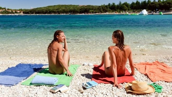 Paris sắp có điểm cắm trại khỏa thân đầu tiên