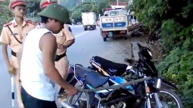 Đập nát đầu xe máy vì 'xin tha nhưng cảnh sát không cho'