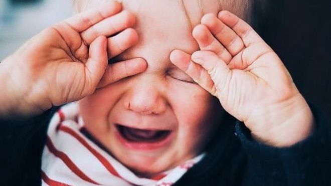 Con quấy khóc trên máy bay, người mẹ đã đứng dậy làm một việc khiến tất cả hành khách thay đổi thái độ