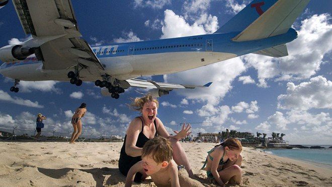 Tắm biển ở Hà Lan, chỉ cần giơ tay lên thì sẽ chạm được máy bay?