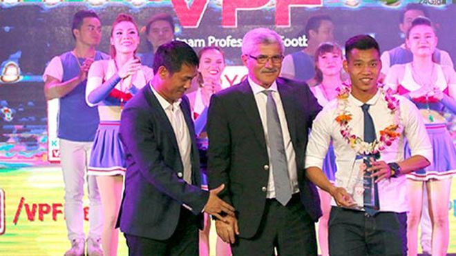 Bị xúc phạm tại Gala, HLV Hữu Thắng bỏ về giữa chừng