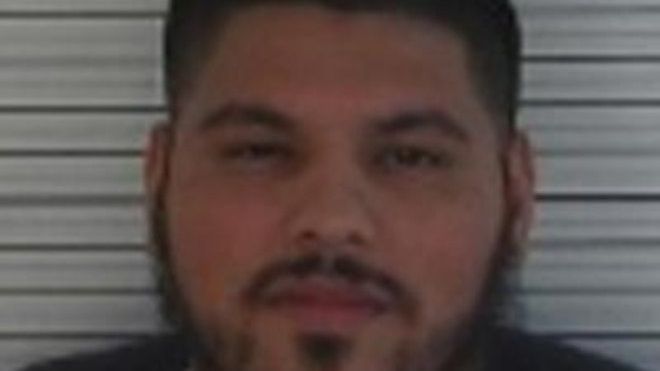 Đấm vợ vì cho con bú trước mặt bác sĩ nam