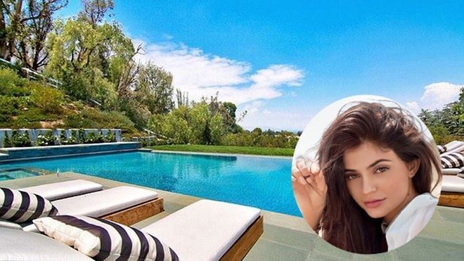 19 tuổi, Kylie Jenner làm gì mà mua được tới 4 biệt thự trị giá hàng chục triệu USD?