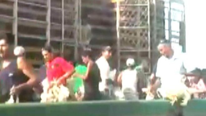 Đói khát tới đỉnh điểm, người dân Venezuela phải chặn xe tải cướp gà