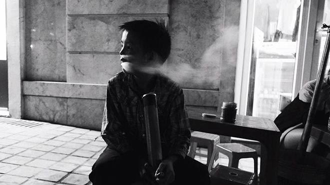 Xót xa cảnh cậu bé hút thuốc lào 'mua vui' cho du khách nước ngoài