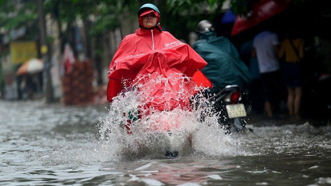 Nước ngập lênh láng trước cổng sân bay Tân Sơn Nhất