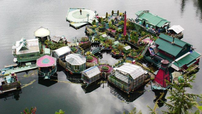 Cặp vợ chồng già tự xây 'vương quốc' trên biển và sống tại đó 24 năm