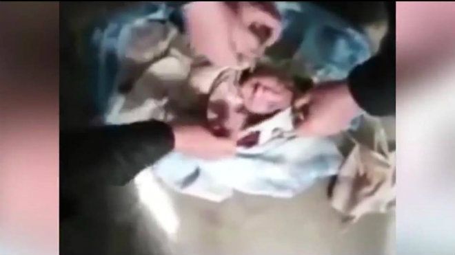 Giải cứu bé sơ sinh bị bịt đầu bằng nilon trong toilet công cộng