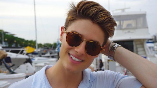 Trai Tây 6 múi, điển trai livestream khiến gái Việt 'đổ rầm rầm' đua nhau chia sẻ