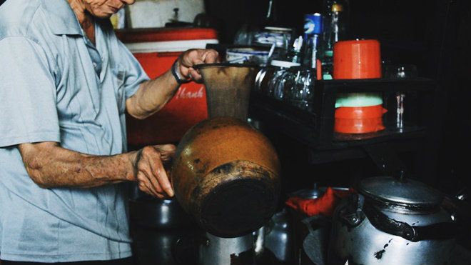 Người đàn ông lưu giữ ký ức ở quán cà phê vợt cuối cùng trong khu Chợ Lớn