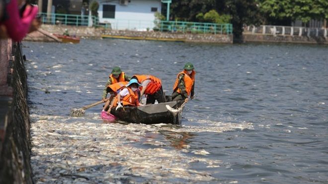 Clip: Khám phá lộ trình của xe chở cá chết Hồ Tây