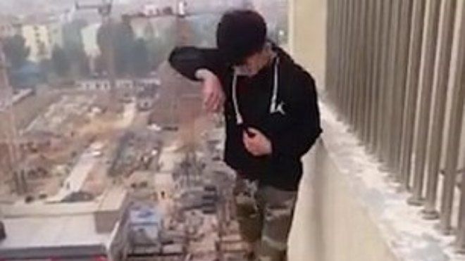 Chàng trai liều mạng nhảy trên mép tường của tầng 22