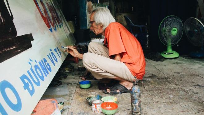 Người đàn ông hơn 30 năm 'vẽ Sài Gòn' qua những tấm bảng hiệu