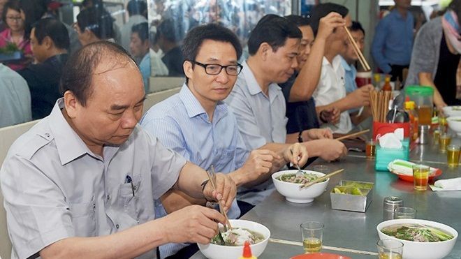 Thủ tướng ăn phở, uống cà phê bình dân ở Sài Gòn