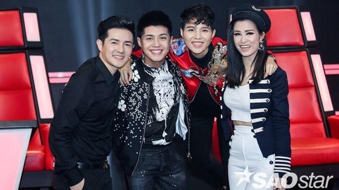 Vũ Cát Tường diện bomber nổi bần bật trước dàn huấn luyện viên trên ghế nóng