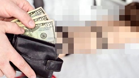 Sinh viên 'show hàng' qua webcam để trả học phí