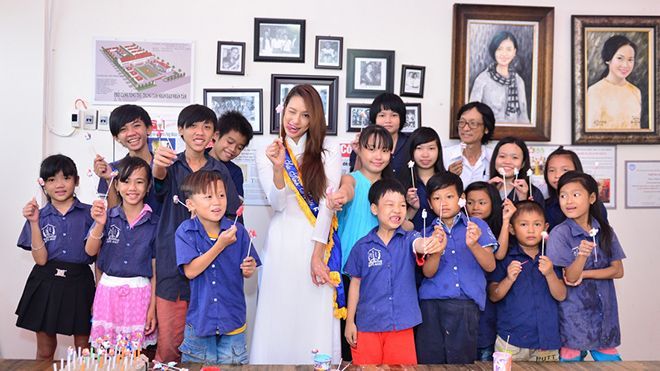 Diện áo dài trắng dịu dàng, Lilly Nguyễn vẫn lộ rõ 'bản chất' thật