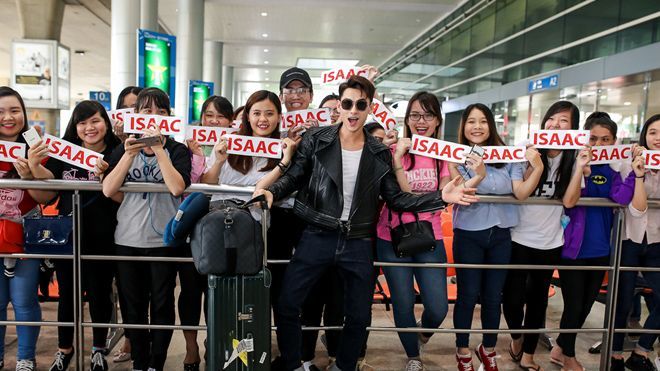 Một mình về nước, 'Thái tử' Isaac chẳng hề cô đơn trong vòng tay fan