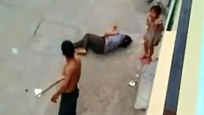 Bé gái gào khóc khi chứng kiến cha cầm dao cứa cổ mẹ