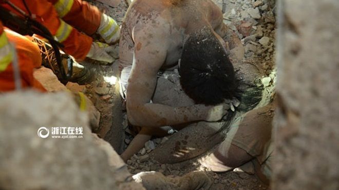 Bé gái 3 tuổi thoát chết trong tai nạn sập nhà vì được bố mẹ che chở