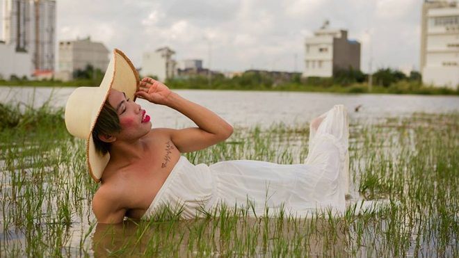 3 triệu người xem cho một livestream nhảm - hot vlogger cũng phải quỳ trước 'công chúa thủy tề' Tùng Sơn