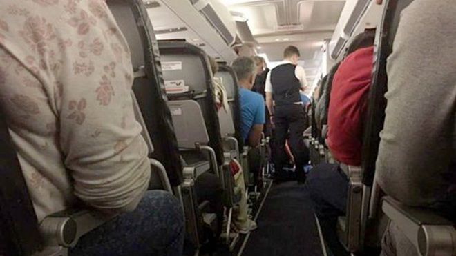 Kinh hoàng bay chung với xác chết suốt 3 tiếng