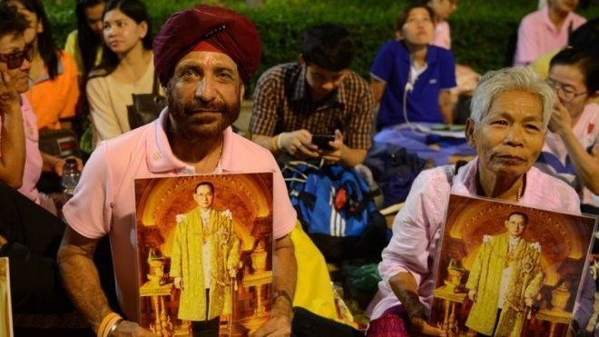 Dân Thái Lan vạ vật ở bệnh viện cầu nguyện cho vua