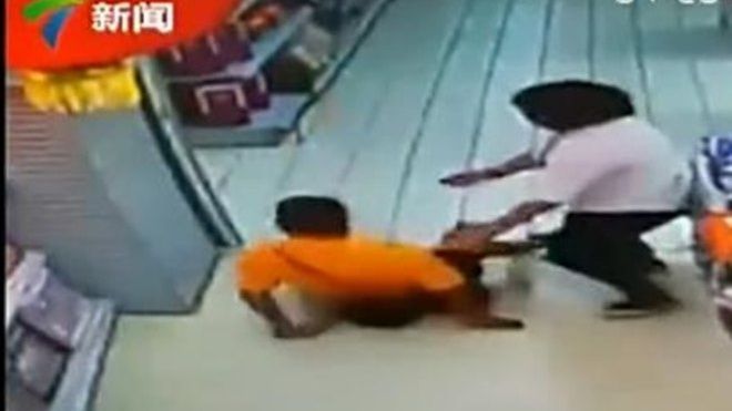 Đang chơi đùa vui vẻ, bố bất ngờ ngã ngồi lên người khiến con trai tử vong tại chỗ