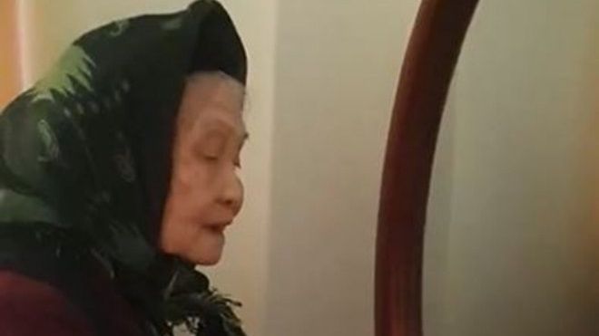Ai rồi cũng già, nhưng xem xong clip người bà nói chuyện với gương vẫn thấy thương vô cùng
