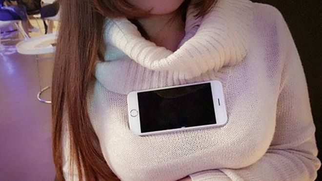 Phụ nữ ngực lép hẳn sẽ rất 'gai mắt' với trào lưu mới: Đặt điện thoại lên ngực mà không rơi