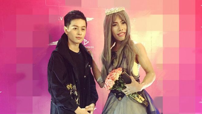 Tùng Sơn mặc váy, đội vương miện cùng 'bạn trai' soái ca đi dự sự kiện
