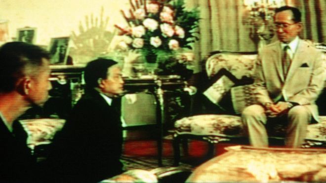 Quỳ gối trước Quốc vương: Hình ảnh làm dậy sóng cả dân tộc Thái Lan