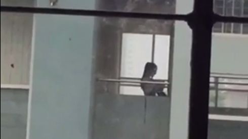 Nghi vấn: Học sinh cấp 1 bây giờ đã ngang nhiên làm 'chuyện người lớn' ngay tại trường học