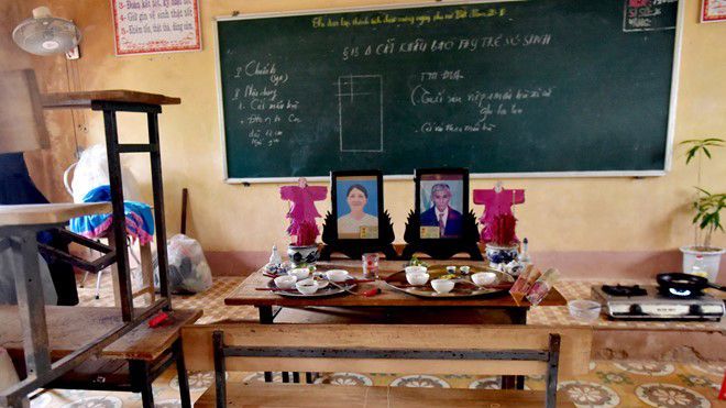 Ôm bàn thờ người thân chạy lũ