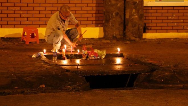 Trắng đêm giăng lưới tìm bé trai bị nước mưa cuốn xuống cống khi đang đẩy giúp xe chết máy