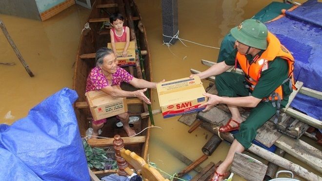 Lũ chưa rút, nhiều người dân Hà Tĩnh cạn kiệt đồ ăn