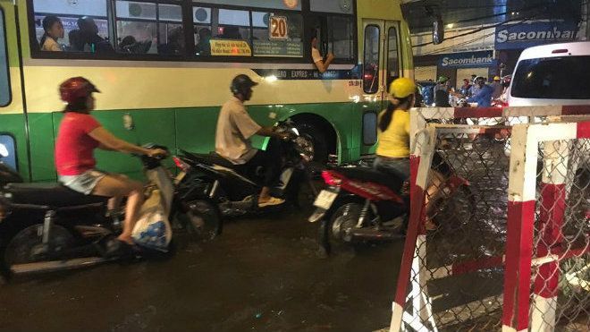 Không mưa nhưng Sài Gòn vẫn ngập do đợt triều cường cao nhất năm