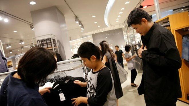 Thái Lan phát 8 triệu áo đen cho người nghèo để tang vua