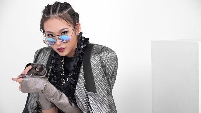 Phí Phương Anh sắc lạnh trong những thiết kế da độc đáo