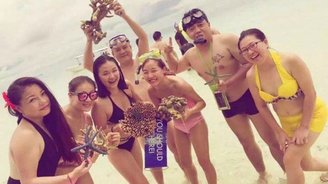 Du khách Trung Quốc lại gây phẫn nộ dư luận khi hồn nhiên chụp những bức ảnh này