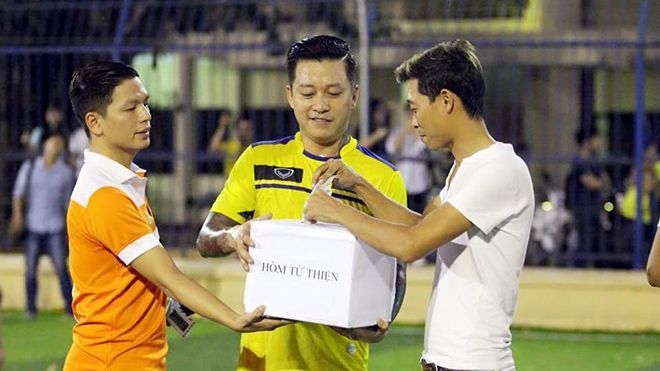 Nói là làm, Tuấn Hưng 'toát mồ hôi' trên sân cỏ gây quỹ từ thiện giúp đỡ đồng bào miền Trung