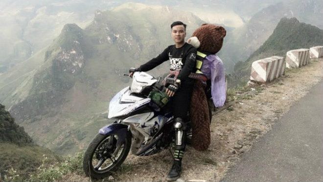 Chàng trai chở gấu bông 10kg đi ngắm tam giác mạch