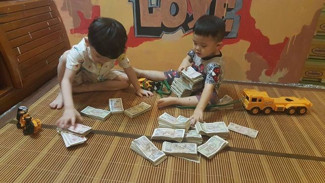 Hai cậu bé đập lợn đất để gửi cho 'chú Phan Anh' làm từ thiện vô cùng đáng yêu