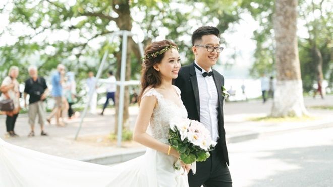 Chưa từng có: Cưới ở Bờ Hồ, tàn tiệc cùng khách mời dạo phố đi bộ