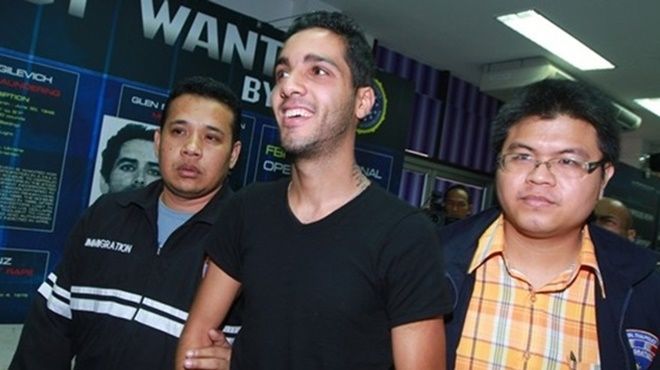 Hacker luôn cười khi bị bắt và sở thích cướp tiền ngân hàng chia cho người nghèo