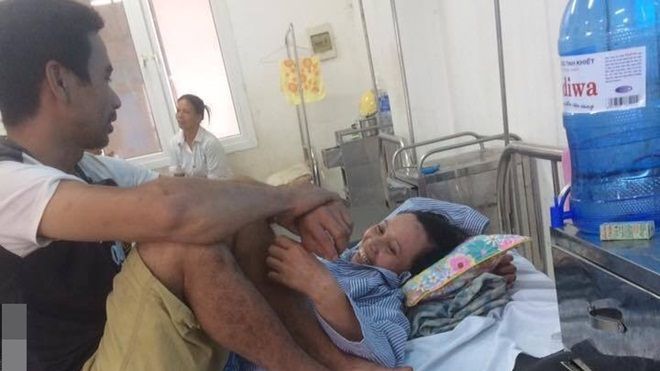 Cuộc đối đáp siêu ngọt ngào của cặp vợ chồng lớn tuổi trong bệnh viện khiến ai cũng phải ghen tỵ