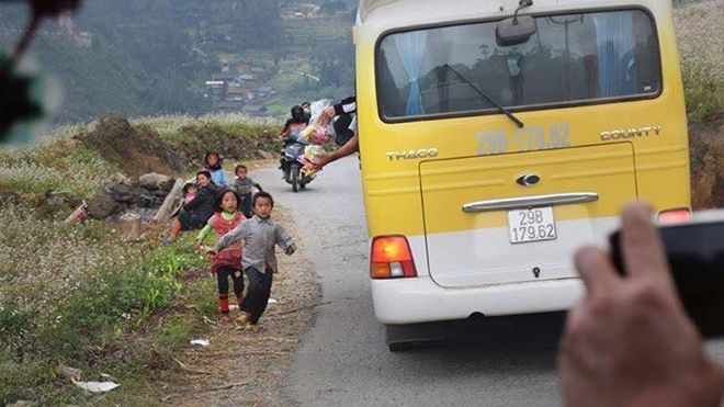 Ném quà qua cửa xe đang chạy cho trẻ em vùng cao: Hành động vô ý hay chỉ là sự bố thí