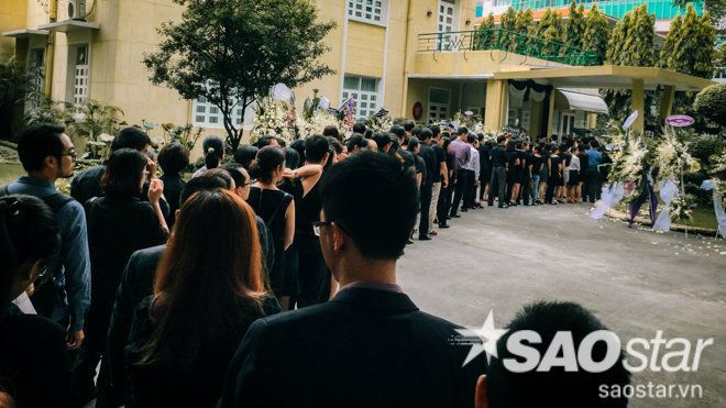 Người Sài Gòn lặng lẽ chờ viếng Quốc vương Thái Lan