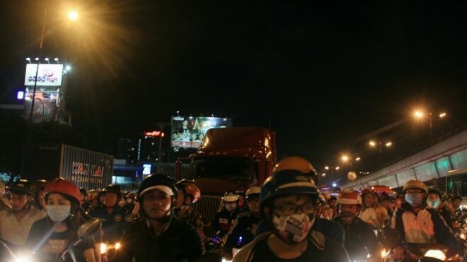 Tắt nghẽn giao thông trên Xa Lộ Hà Nội, hàng trăm phụ nữ mệt mỏi giữa dòng xe